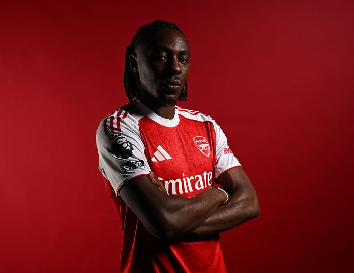 Eberechi Eze LONDON COLNEY, ENGLAND - AUGUST 23: Eberechi Eze signs for Arsenal at Sobha Realty Training Centre on August 23, 2025 in London Colney, England. (Photo by David Price/Arsenal FC via Getty Images)