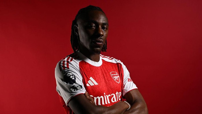 LONDON COLNEY, ENGLAND - AUGUST 23: Eberechi Eze signs for Arsenal at Sobha Realty Training Centre on August 23, 2025 in London Colney, England. (Photo by David Price/Arsenal FC via Getty Images)