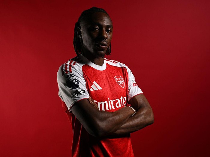 LONDON COLNEY, ENGLAND - AUGUST 23: Eberechi Eze signs for Arsenal at Sobha Realty Training Centre on August 23, 2025 in London Colney, England. (Photo by David Price/Arsenal FC via Getty Images)