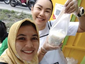 Kalina Ocktaranny Jualan Es Teler Kaki Lima, Pembelinya Antre! Kalina Ocktaranny Jualan Es Teler Kaki Lima, Pembelinya Antre!