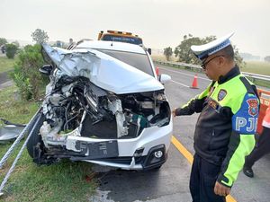 Kecelakaan Beruntun 3 Mobil di Tol Jombang, 1 Orang Tewas-2 Luka Kecelakaan Beruntun 3 Mobil di Tol Jombang, 1 Orang Tewas-2 Luka