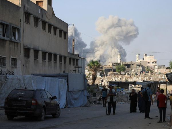 Kota Gaza Diselimuti Asap Setelah Serangan Israel
