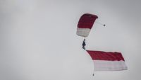 Langit Jakarta Merah Putih, Kopassus Suguhkan Atraksi Terjun Payung di Merdeka Run 2025