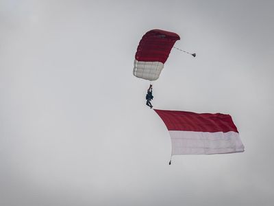 Langit Jakarta Merah Putih, Kopassus Suguhkan Atraksi Terjun Payung di Merdeka Run 2025