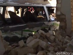 Seorang Wanita Luka Tertimbun Bangunan Usai Ledakan Keras di Sumenep