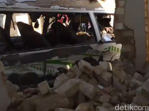 Seorang Wanita Luka Tertimbun Bangunan Usai Ledakan Keras di Sumenep Seorang Wanita Luka Tertimbun Bangunan Usai Ledakan Keras di Sumenep