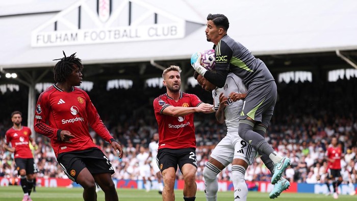 LONDON, ENGLAND - AUGUST 24: Bernd Leno of Fulham clashes with his teammate Rodigo Muniz and Luke Shaw of Manchester United as he collects the ball during the Premier League match between Fulham and Manchester United at Craven Cottage on August 24, 2025 in London, England. (Photo by Justin Setterfield/Getty Images)