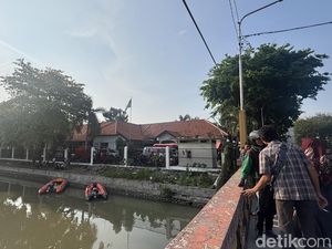Pengamen Diduga Panik Lihat Satpol PP Tercebur Sungai Jagir Surabaya
