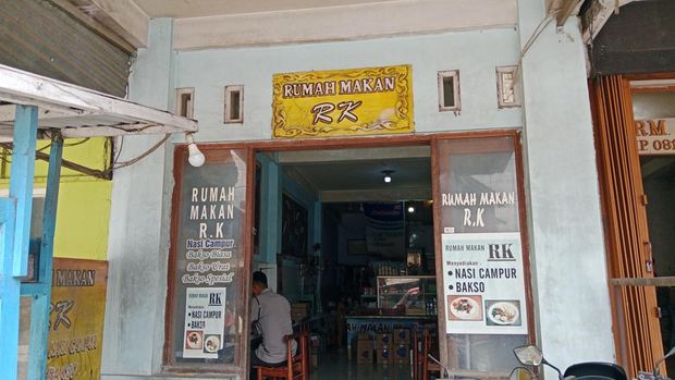 Makan RK milik Lalu Ishak (41) di Desa Kotaraja, Kecamatan Sikur, Lombok Timur, NTB, Minggu (24/8/2025). Ishak merupakan generasi keempat dari Baloq Nurmah, penemu resep nasi Kotaraja. (Sanusi Ardi W/detikBali)