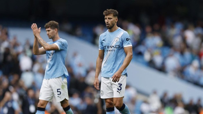 Soccer Football - Premier League - Manchester City v Tottenham Hotspur - Etihad Stadium, Manchester, Britain - August 23, 2025   Manchester Citys Ruben Dias and Manchester Citys John Stones look dejected after the match Action Images via Reuters/Jason Cairnduff EDITORIAL USE ONLY. NO USE WITH UNAUTHORIZED AUDIO, VIDEO, DATA, FIXTURE LISTS, CLUB/LEAGUE LOGOS OR LIVE SERVICES. ONLINE IN-MATCH USE LIMITED TO 120 IMAGES, NO VIDEO EMULATION. NO USE IN BETTING, GAMES OR SINGLE CLUB/LEAGUE/PLAYER PUBLICATIONS. PLEASE CONTACT YOUR ACCOUNT REPRESENTATIVE FOR FURTHER DETAILS..