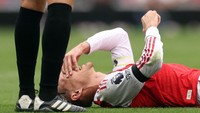 Martin Odegaard juga cedera di laga tersebut. Sang kapten alami masalah pada bahunya (REUTERS/David Klein)