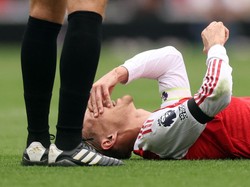 Martin Odegaard juga cedera di laga tersebut. Sang kapten alami masalah pada bahunya (REUTERS/David Klein)