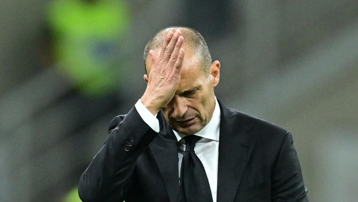 Soccer Football - Serie A - AC Milan v Cremonese - San Siro, Milan, Italy - August 23, 2025 AC Milan coach Massimiliano Allegri REUTERS/Daniele Mascolo