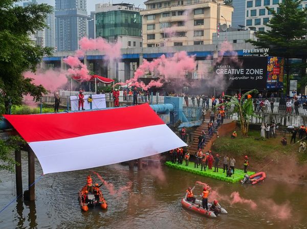 Merah Putih Raksasa Berkibar di Atas Banjir Kanal Barat Jakarta