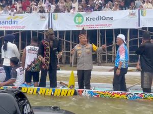 Melly Mike Ramaikan Pacu Jalur, Kapolda Riau Harap Budaya-Alam Terus Lestari Melly Mike Ramaikan Pacu Jalur, Kapolda Riau Harap Budaya-Alam Terus Lestari