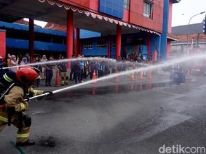 Beradu Ketangkasan Penyelamatan Korban Kebakaran
