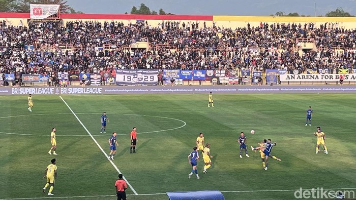 Laga PSIM Jogja vs Persib Bandung di Stadion Sultan Agung, Bantul, Minggu (24/8/2025).