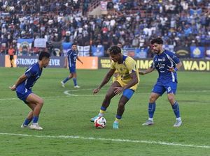 Bojan Hodak Tak Puas dengan Lini Depan Persib Bojan Hodak Tak Puas dengan Lini Depan Persib