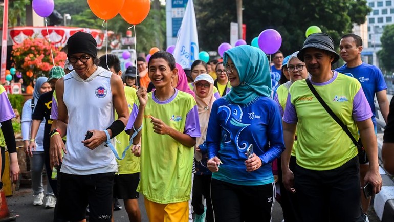 Peserta yang terdiri dari berbagai kalangan, mulai dari pelari profesional hingga masyarakat umum, berlari di rute yang telah disiapkan panitia. ANTARA FOTO/Rivan Awal Lingga