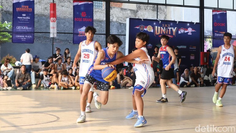 Salah satu sorotan acara ini adalah pertandingan ekshibisi khusus yang menampilkan para pemain dari Federasi Bola Basket Tuli Indonesia, menunjukkan keterampilan, determinasi, dan kecintaan mereka terhadap olahraga.