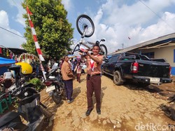 Senyum Anak-anak Desa Malasari ke Sekolah Lebih Cepat dengan Sepeda