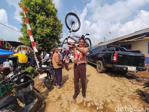 Senyum Anak-anak Desa Malasari ke Sekolah Lebih Cepat dengan Sepeda Senyum Anak-anak Desa Malasari ke Sekolah Lebih Cepat dengan Sepeda