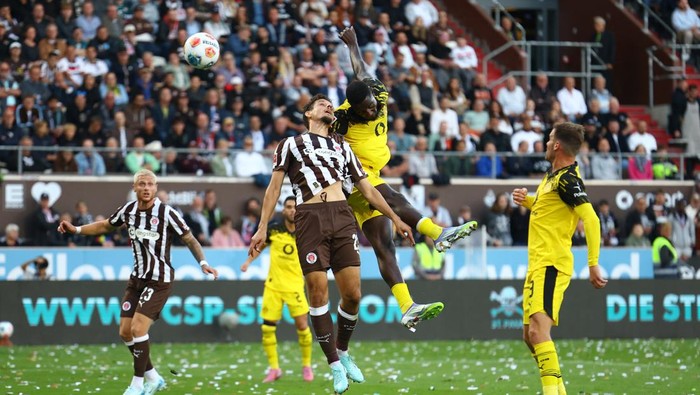 Soccer Football - Bundesliga - St. Pauli v Borussia Dortmund - Millerntor-Stadion, Hamburg, Germany - August 23, 2025  Borussia Dortmunds Serhou Guirassy scores their first goal REUTERS/Lisi Niesner DFL REGULATIONS PROHIBIT ANY USE OF PHOTOGRAPHS AS IMAGE SEQUENCES AND/OR QUASI-VIDEO.
