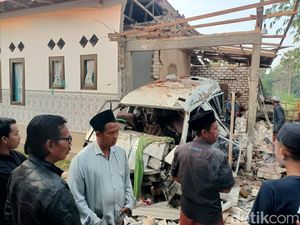 Dini Hari Mencekam Ledakan Misterius Gegerkan Warga Sumenep Dini Hari Mencekam Ledakan Misterius Gegerkan Warga Sumenep