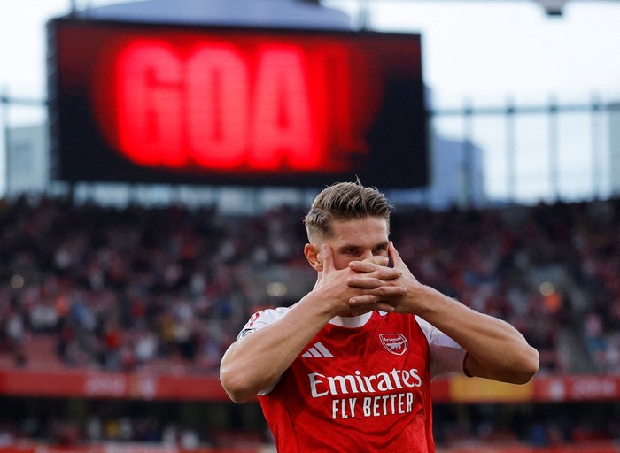 Soccer Football - Premier League - Arsenal v Leeds United - Emirates Stadium, London, Britain - August 23, 2025 Arsenals Viktor Gyokeres celebrates scoring their fifth goal Action Images via Reuters/Andrew Couldridge EDITORIAL USE ONLY. NO USE WITH UNAUTHORIZED AUDIO, VIDEO, DATA, FIXTURE LISTS, CLUB/LEAGUE LOGOS OR LIVE SERVICES. ONLINE IN-MATCH USE LIMITED TO 120 IMAGES, NO VIDEO EMULATION. NO USE IN BETTING, GAMES OR SINGLE CLUB/LEAGUE/PLAYER PUBLICATIONS. PLEASE CONTACT YOUR ACCOUNT REPRESENTATIVE FOR FURTHER DETAILS..     TPX IMAGES OF THE DAY