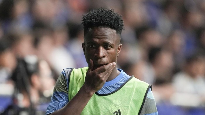 OVIEDO, SPAIN - AUGUST 24: Vinícius Júnior of Real Madrid ponders during the LaLiga EA Sports match between Real Oviedo and Real Madrid CF at Carlos Tartiere on August 24, 2025 in Oviedo, Spain. (Photo by Juan Manuel Serrano Arce/Getty Images)