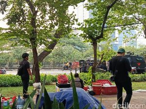 Kala Pedagang Bawa Gerobak Belah Massa Ricuh di Kolong Palmerah