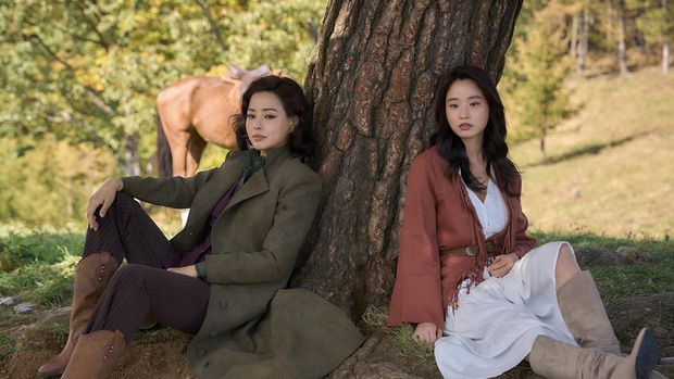 Honey Lee kembali membintangi drama Korea terbaru berjudul Aema. Drama itu mengusung latar di industri film Korea era 1980-an.