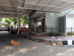 Video Sisa-sisa Demo DPR Kemarin: Pos Tanpa Kaca-Ada Bekas Motor Terbakar