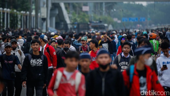 Aksi di Depan DPR Keos Hingga Masuk Tol Demo di depan gedung DPR RI, Jalan Gatot Subroto, Jakarta Pusat, siang ini memanas. Massa sempat menutup akses Tol Dalam Kota hingga membuat lalin terdampak.