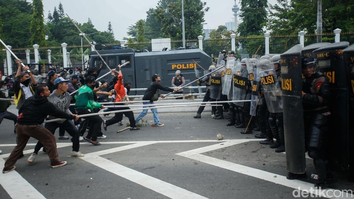 Aksi di Depan DPR Keos Hingga Masuk Tol Demo di depan gedung DPR RI, Jalan Gatot Subroto, Jakarta Pusat, siang ini memanas. Massa sempat menutup akses Tol Dalam Kota hingga membuat lalin terdampak.