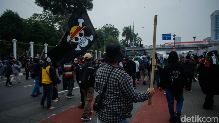 Aksi di Depan DPR Keos Hingga Masuk Tol Demo di depan gedung DPR RI, Jalan Gatot Subroto, Jakarta Pusat, siang ini memanas. Massa sempat menutup akses Tol Dalam Kota hingga membuat lalin terdampak.
