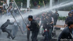 Massa Demo Depan DPR Keos Hingga Masuk Tol Dalkot
