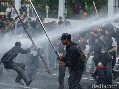 Massa Demo Depan DPR Keos Hingga Masuk Tol Dalkot Massa Demo Depan DPR Keos Hingga Masuk Tol Dalkot