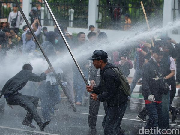 Massa Demo Depan DPR Keos Hingga Masuk Tol Dalkot