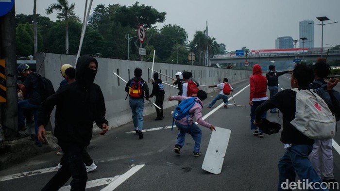 Aksi di Depan DPR Keos Hingga Masuk Tol Demo di depan gedung DPR RI, Jalan Gatot Subroto, Jakarta Pusat, siang ini memanas. Massa sempat menutup akses Tol Dalam Kota hingga membuat lalin terdampak.