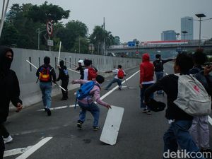 Video: Massa Demo Kelompok Pelajar Masuk Tol Dalkot-Rusak Pembatas Jalan Video: Massa Demo Kelompok Pelajar Masuk Tol Dalkot-Rusak Pembatas Jalan