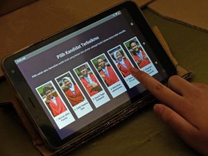 Belajar Demokrasi Lewat E-Voting di SMA Negeri 2 Temanggung Belajar Demokrasi Lewat E-Voting di SMA Negeri 2 Temanggung