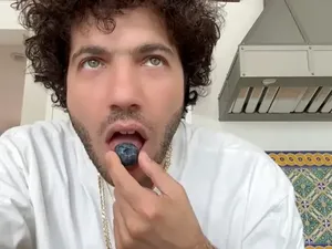 In This Economy, Benny Blanco Dikritik Usai Pamer Makan Blueberry Rp 3,2 Juta In This Economy, Benny Blanco Dikritik Usai Pamer Makan Blueberry Rp 3,2 Juta