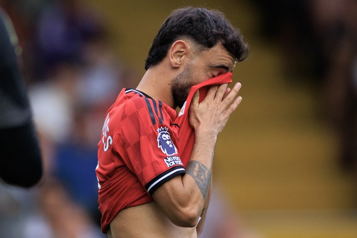 LONDON, ENGLAND - AUGUST 24: Bruno Fernandes of Manchester United looks dejected during the Premier League match between Fulham and Manchester United at Craven Cottage on August 24, 2025 in London, England. (Photo by Marc Atkins/Getty Images)