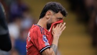 Bruno Fernandes gagal mencetak gol dari titik putih di laga Fulham vs MU. Bola tendangan penaltinya meleset dari sasaran. (Foto: Getty Images/Marc Atkins)