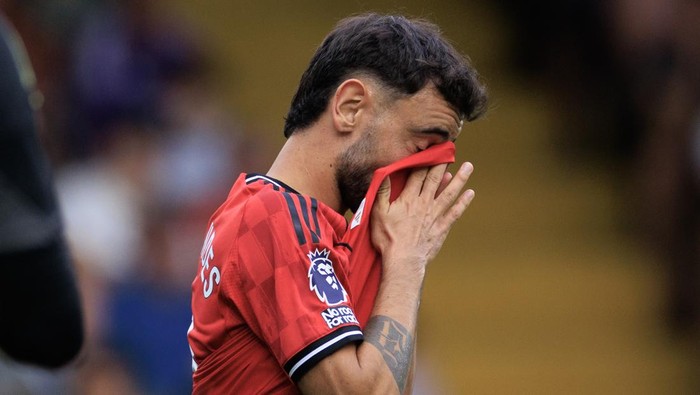 LONDON, ENGLAND - AUGUST 24:  Bruno Fernandes of Manchester United  looks dejected during the Premier League match between Fulham and Manchester United at Craven Cottage on August 24, 2025 in London, England. (Photo by Marc Atkins/Getty Images)