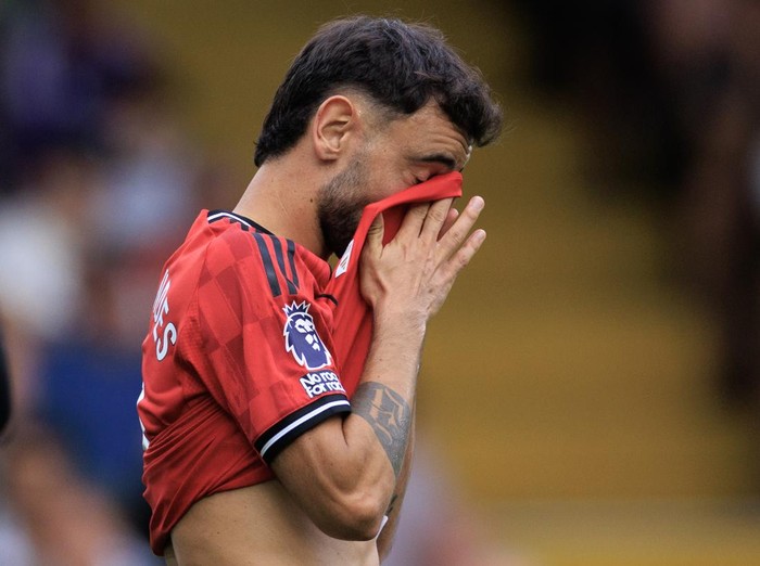 LONDON, ENGLAND - AUGUST 24:  Bruno Fernandes of Manchester United  looks dejected during the Premier League match between Fulham and Manchester United at Craven Cottage on August 24, 2025 in London, England. (Photo by Marc Atkins/Getty Images)