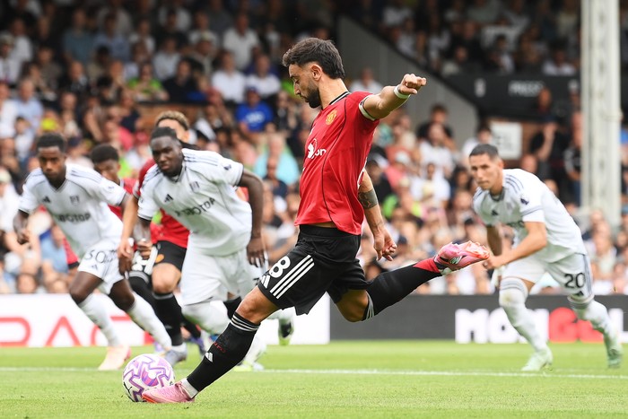  Bruno Fernandes of Manchester United misses a penalty kick during the Premier League match between Fulham and Manchester United at Craven Cottage on August 24, 2025 in London, England. (Photo by Mike Hewitt/Getty Images)
