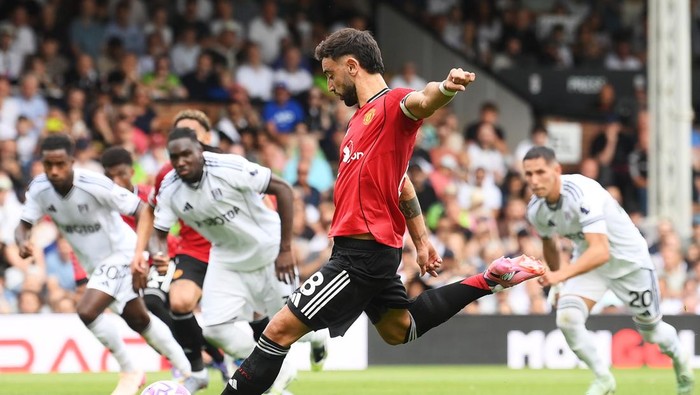 LONDON, ENGLAND - AUGUST 24: Bruno Fernandes of Manchester United misses a penalty kick during the Premier League match between Fulham and Manchester United at Craven Cottage on August 24, 2025 in London, England. (Photo by Mike Hewitt/Getty Images)