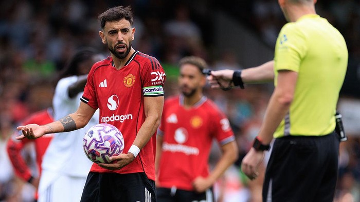 LONDON, ENGLAND - AUGUST 24: Bruno Fernandes of Manchester United reacts toward Referee Chris Kavanaghbefore missing his penalty during the Premier League match between Fulham and Manchester United at Craven Cottage on August 24, 2025 in London, England. (Photo by Marc Atkins/Getty Images)